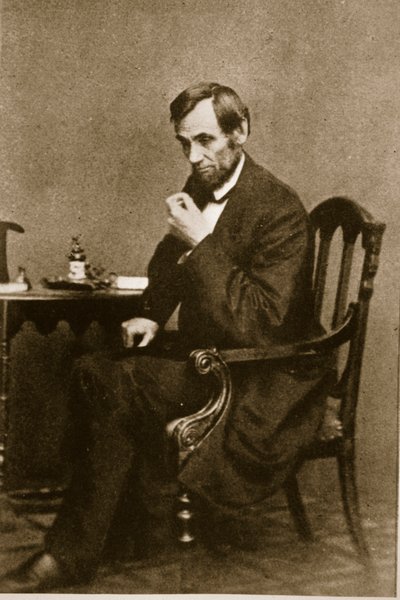 Abraham Lincoln zittend aan een bureau in de Washington Gallery, mei 1861 door Mathew B. Brady